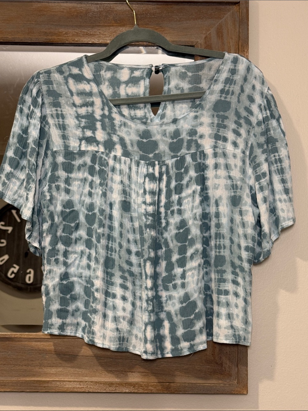 Tie-Dye Short Sleeve Scoop Neck Top in Teal and White